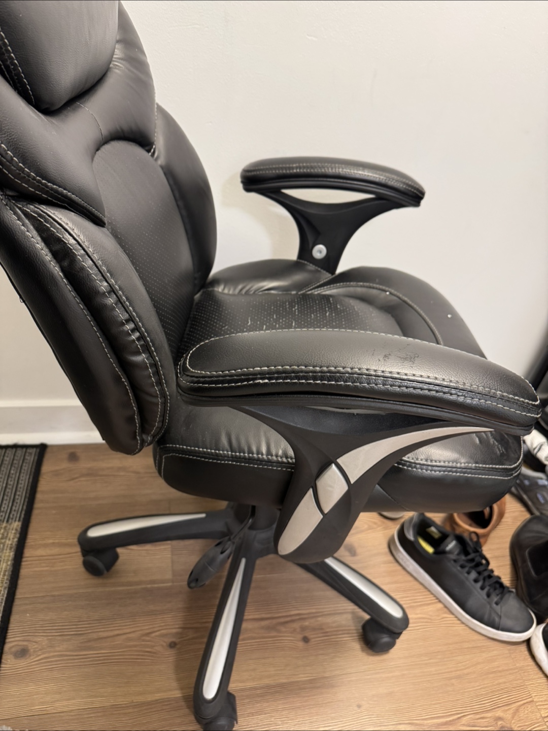 Black office chair - photo 5
