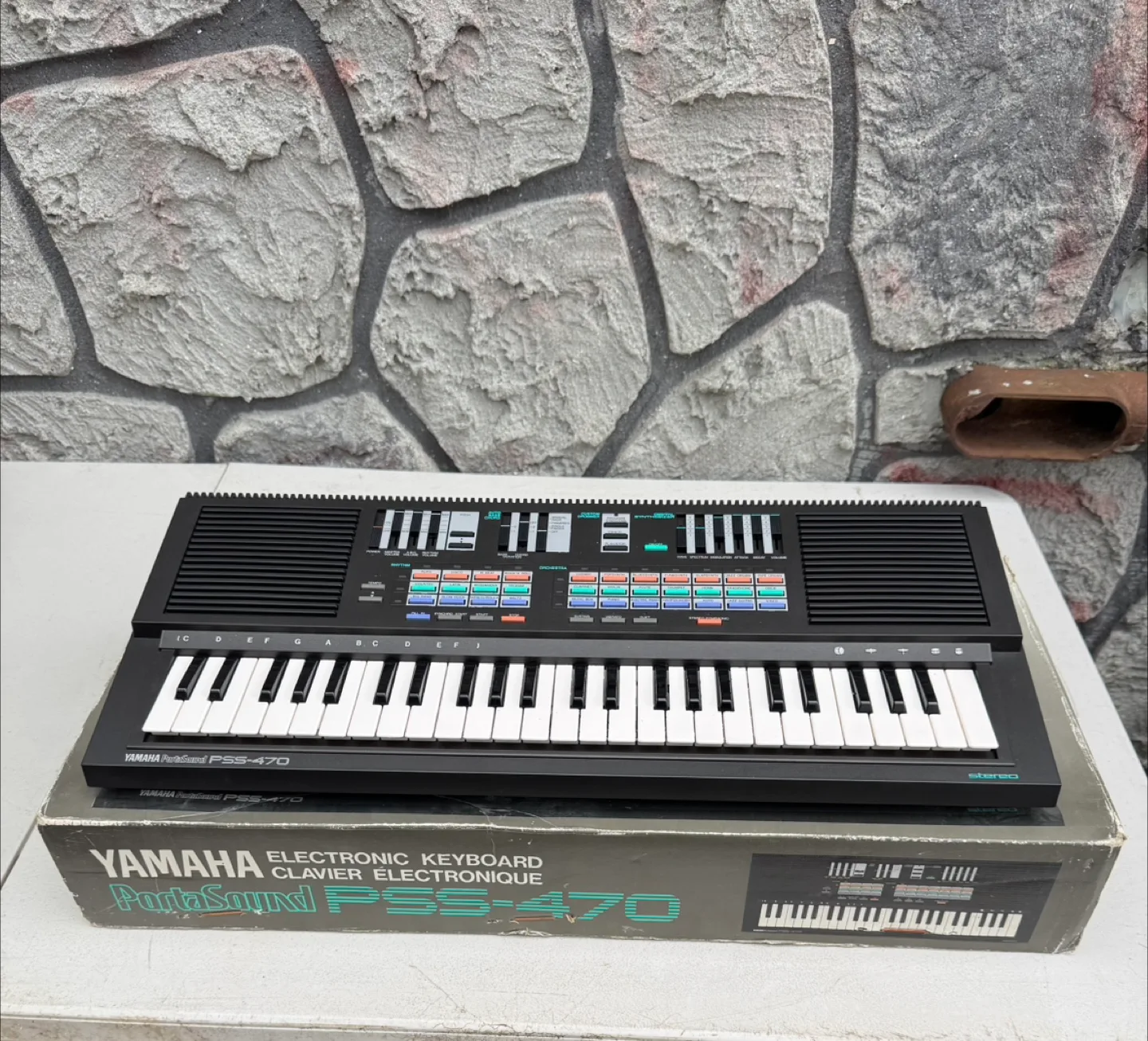 Yamaha PSS-470 Electronic Keyboard thumbnail