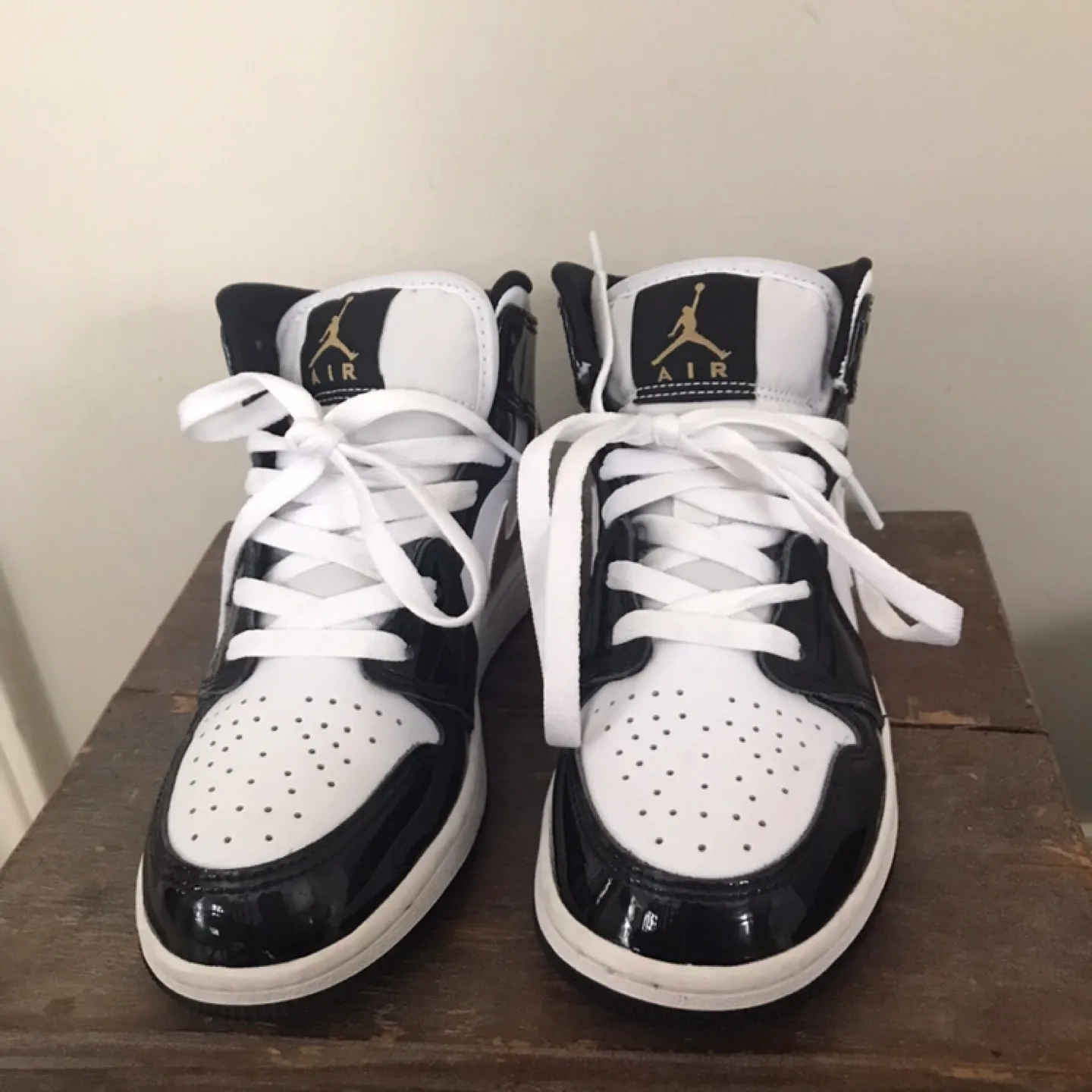Kid’s Air Jordan 1 Mid Black White Gold Size 4Y image indicator(2)