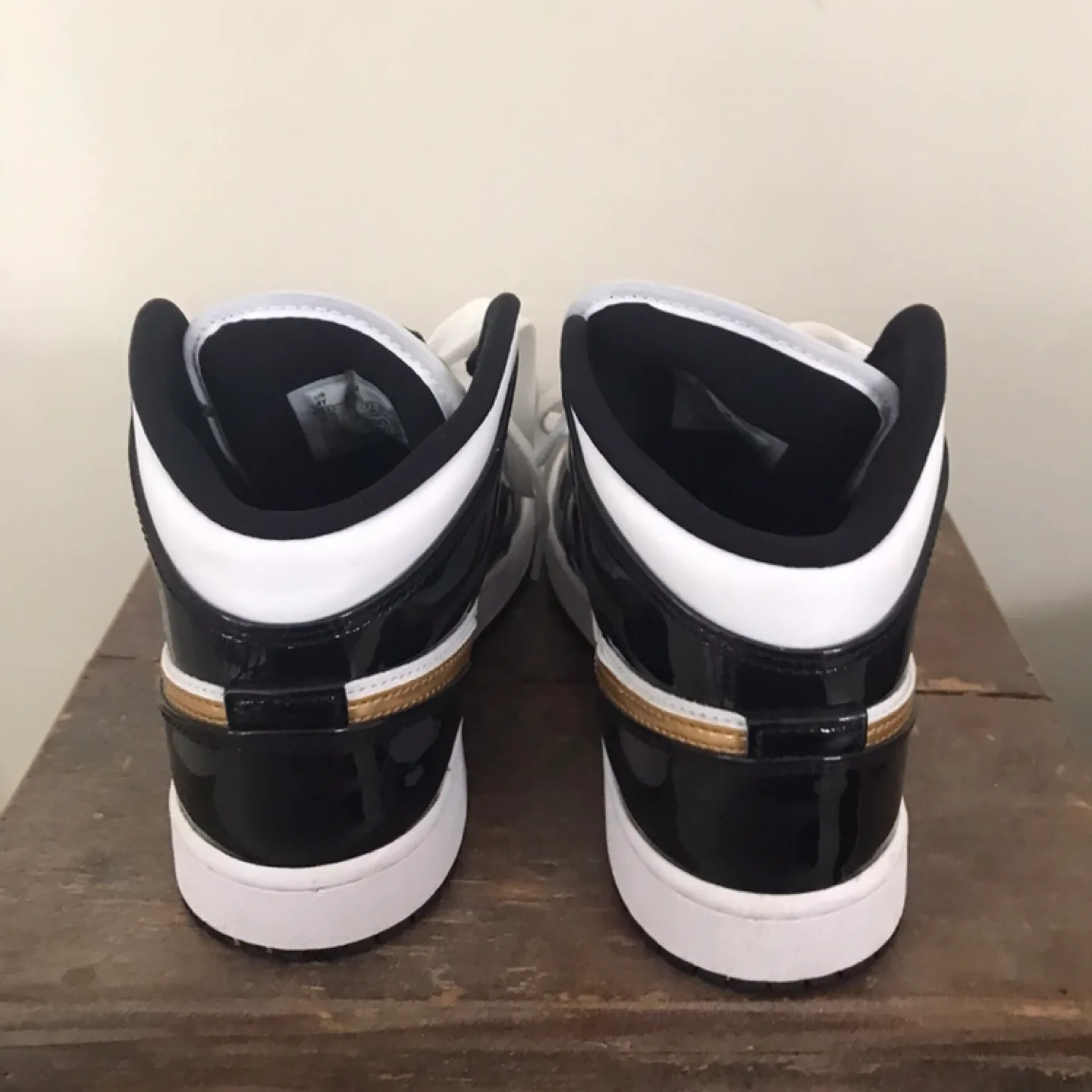 Kid’s Air Jordan 1 Mid Black White Gold Size 4Y image indicator(3)
