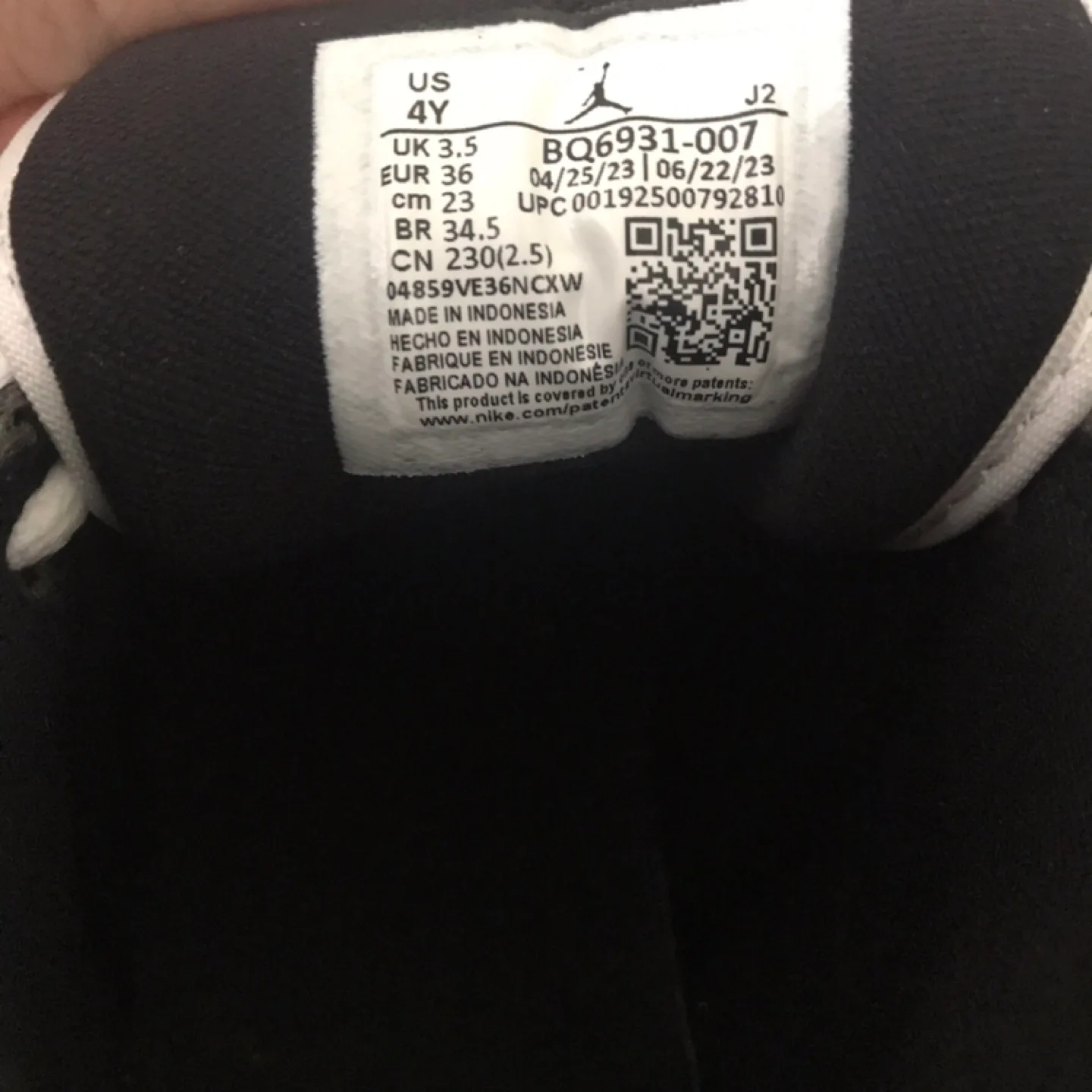 Kid’s Air Jordan 1 Mid Black White Gold Size 4Y image indicator(4)