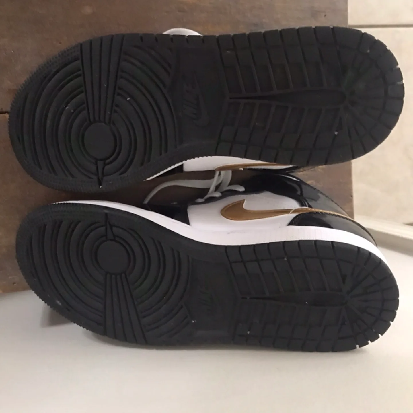 Kid’s Air Jordan 1 Mid Black White Gold Size 4Y image indicator(5)