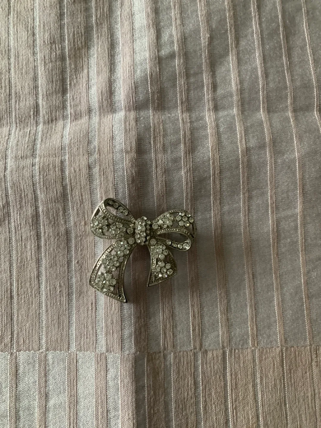 Vintage Crystal Bow Brooch thumbnail