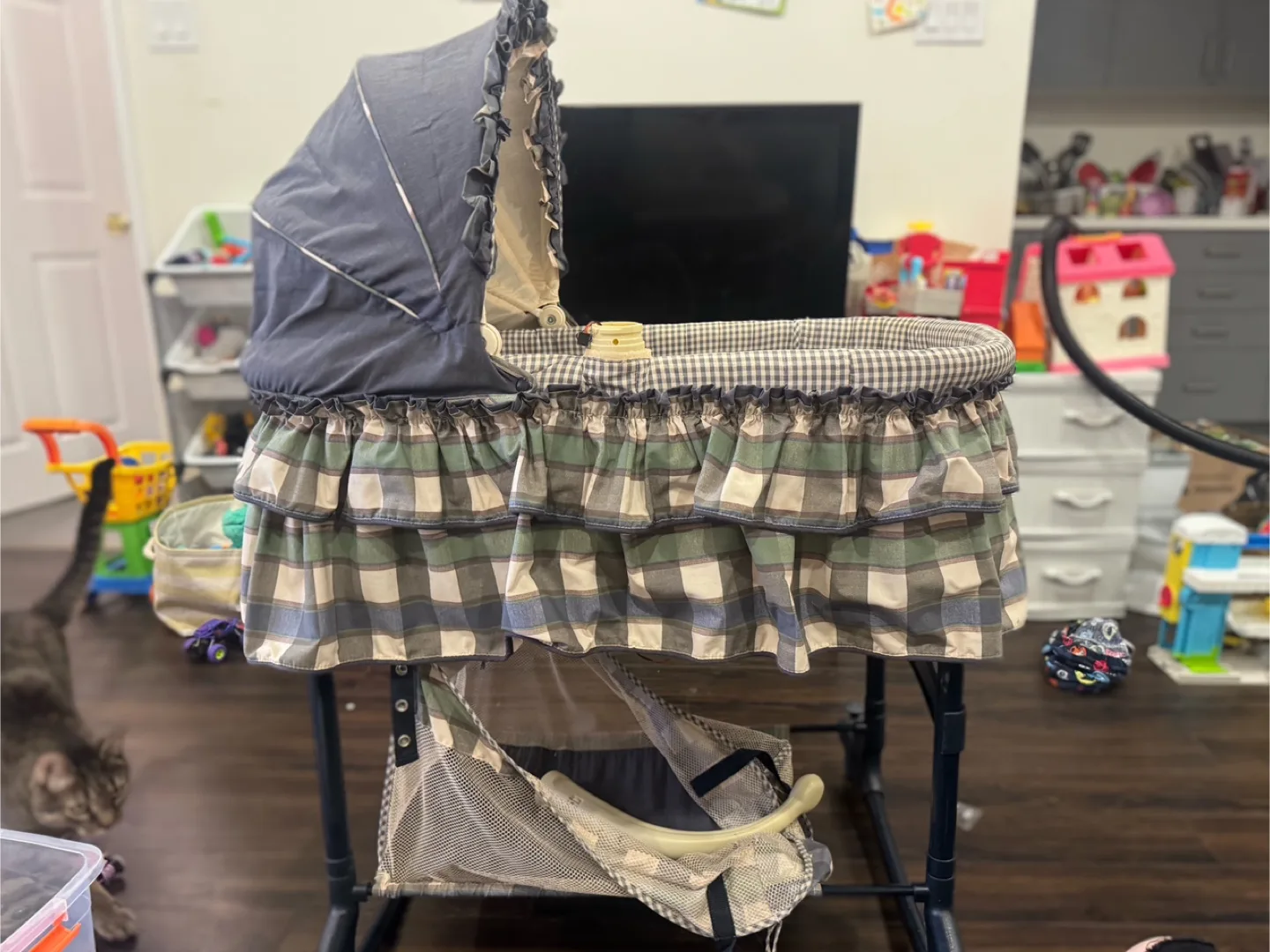 Bassinet with wheels and storage thumbnail