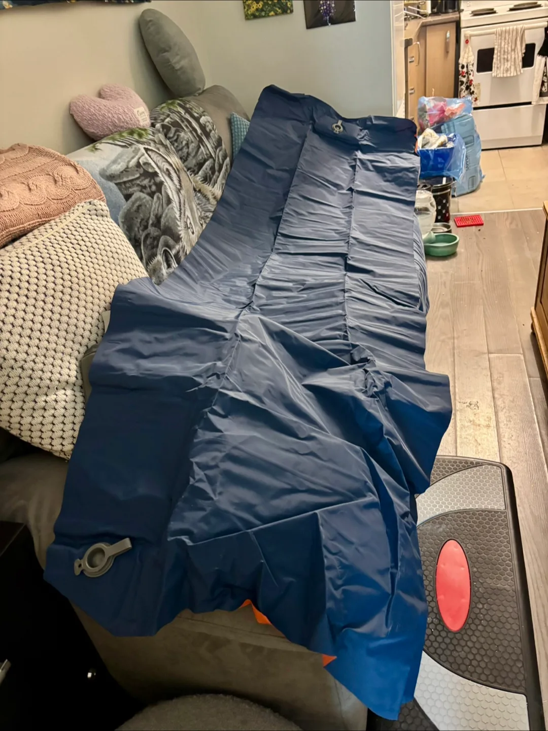 Inflatable sleeping mat thumbnail