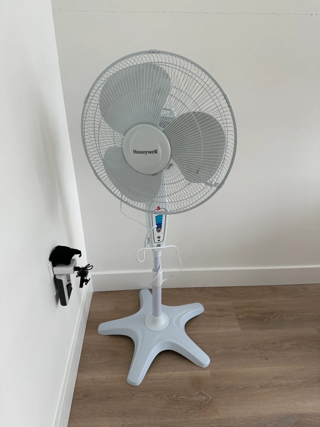 Honeywell Pedestal Fan thumbnail
