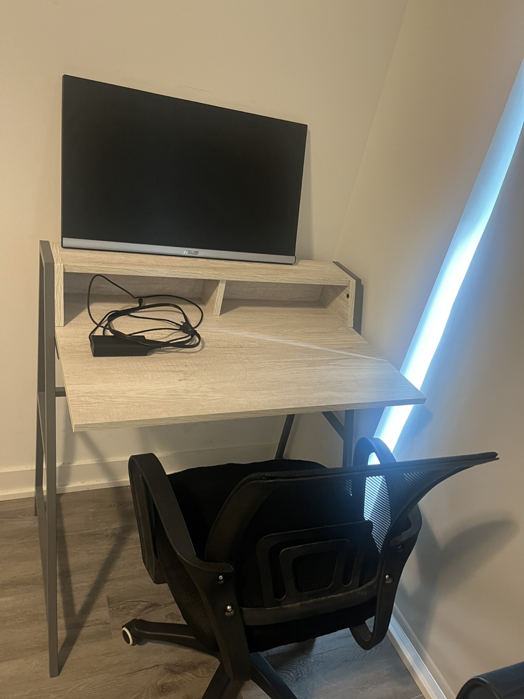 Small Desk  and Office Chair - photo 2