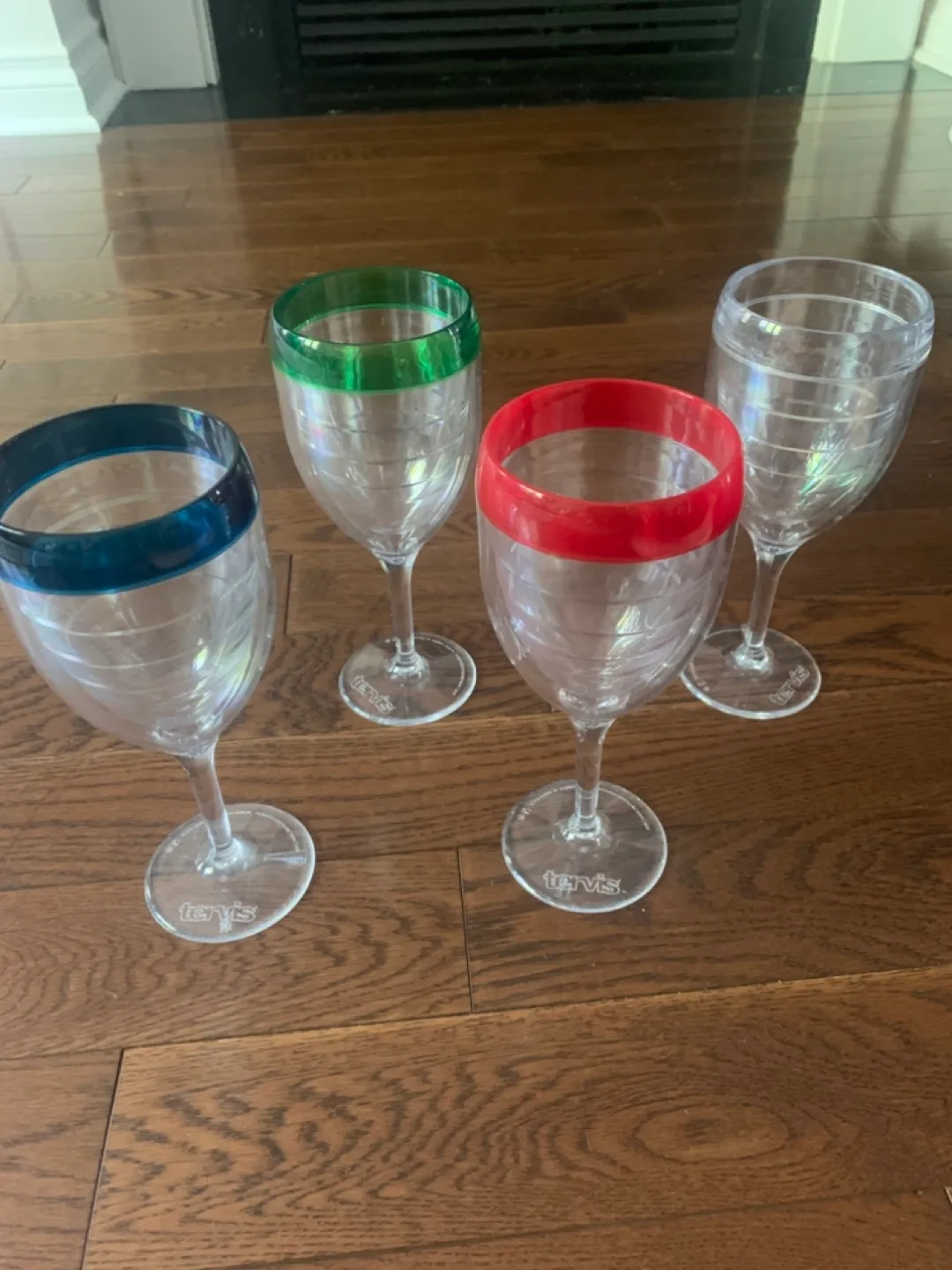 Set of 4 Tervis acrylic wine glasses thumbnail