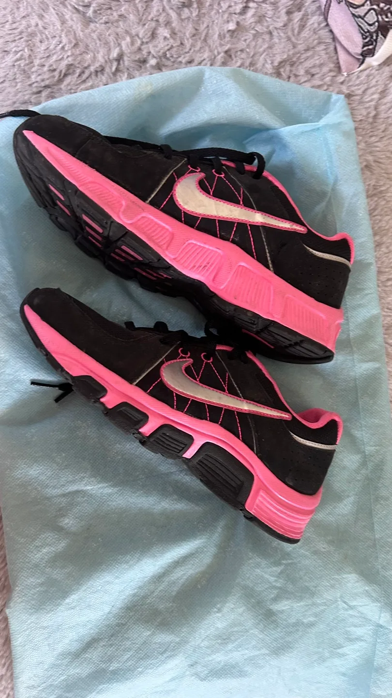 Nike Black and Pink Running Shoes image indicator(2)