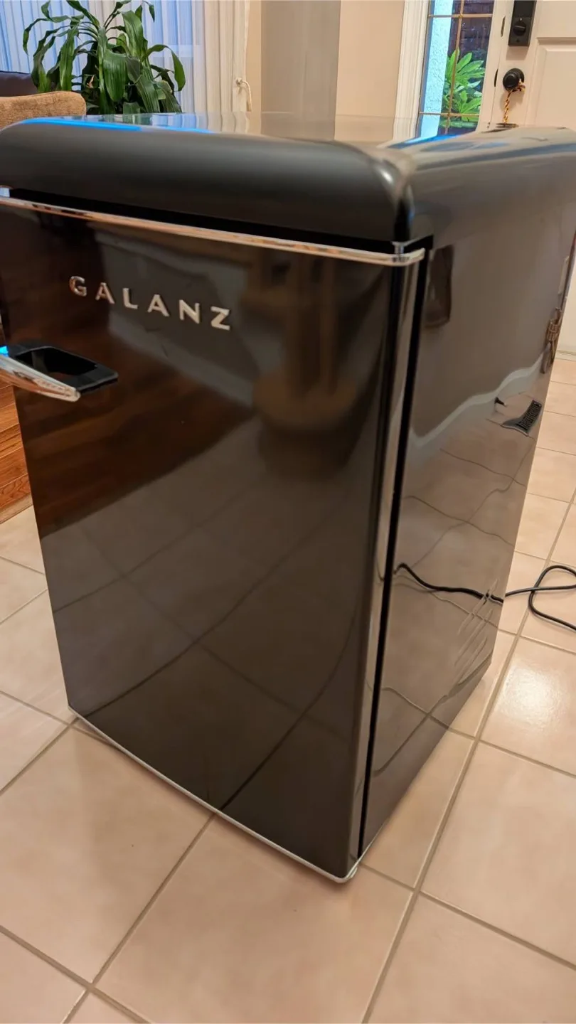 Galanz Retro Compact Refrigerator thumbnail