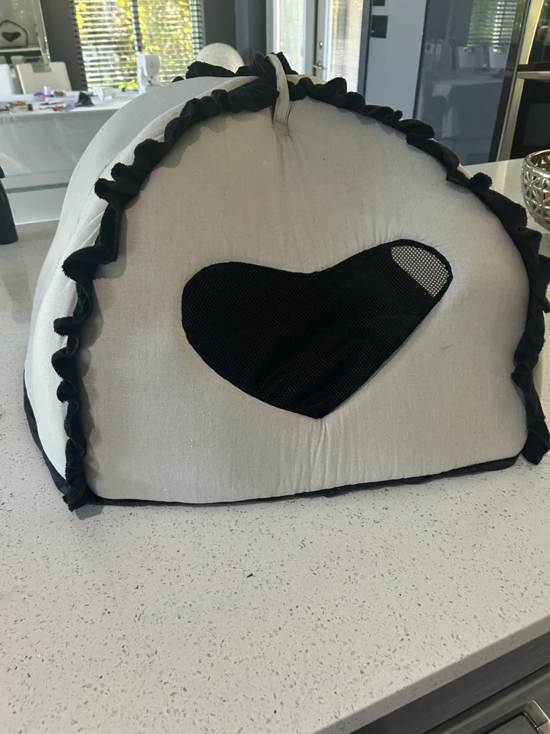 Cynthia Rowley Pet Bed image indicator(2)