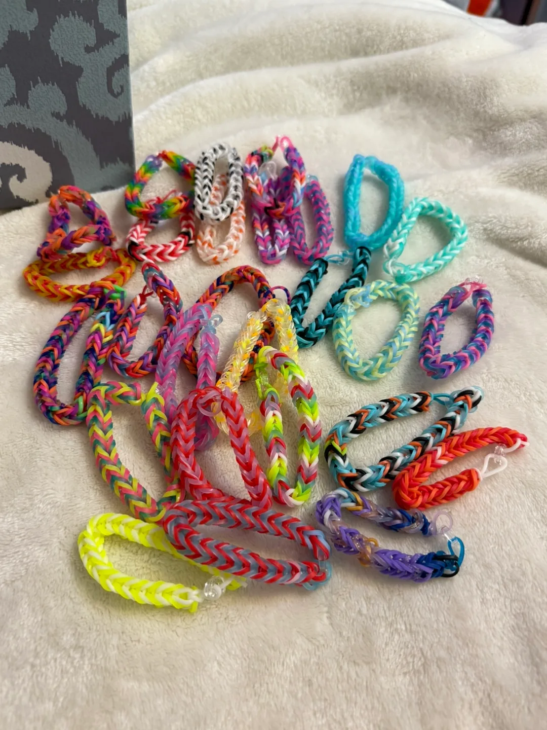 Rainbow Loom Lot image indicator(7)