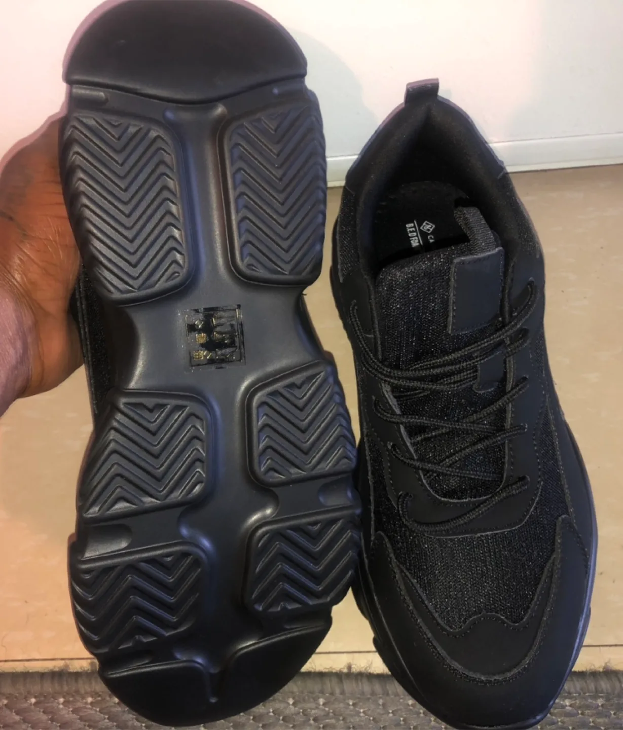 Men’s Running Shoes image indicator(2)