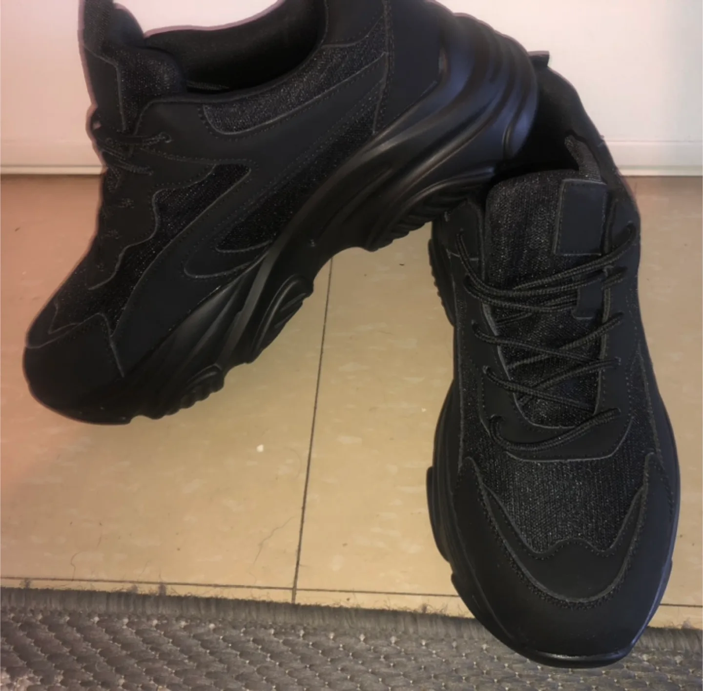 Men’s Running Shoes image indicator(3)