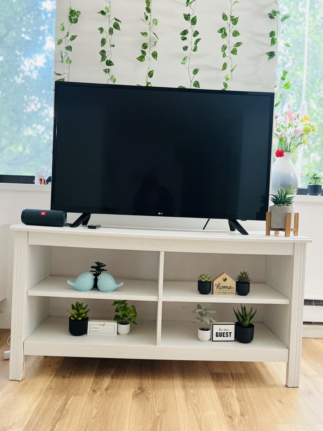 White wooden TV cabinet - photo 2