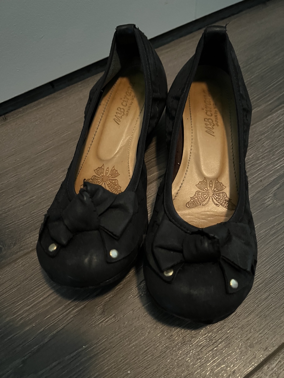 Black ballet flats