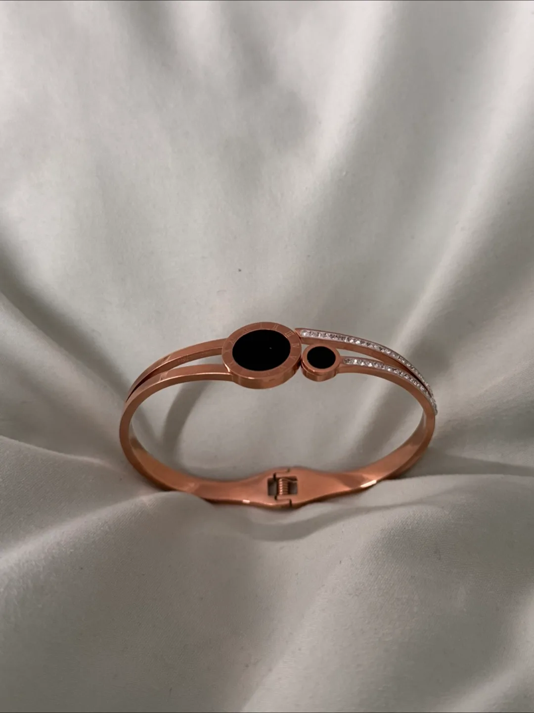Gold bracelet thumbnail