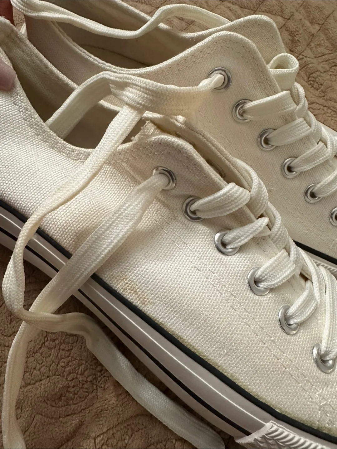 White Sneakers image indicator(2)