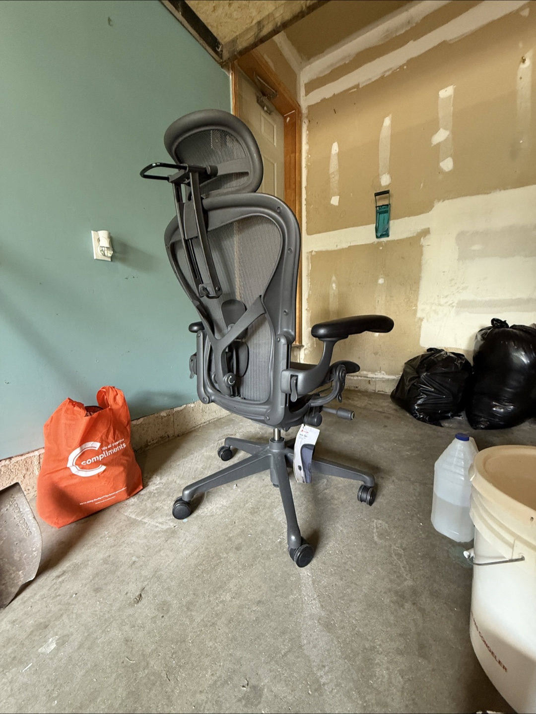 Herman Miller - Aeron Ergonomic Office Chair with Headrest - photo 2