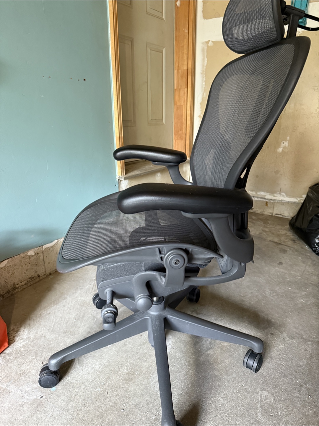 Herman Miller - Aeron Ergonomic Office Chair with Headrest - photo 4