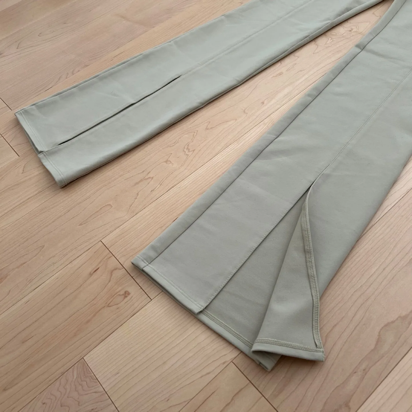 Alo (NWT) Flare Slit Leggings - Size S image indicator(4)