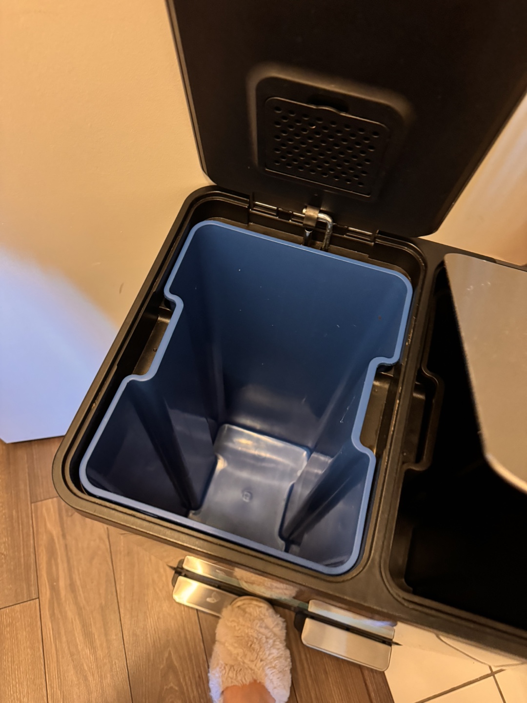 Dual Compartment Pedal Bin - photo 4