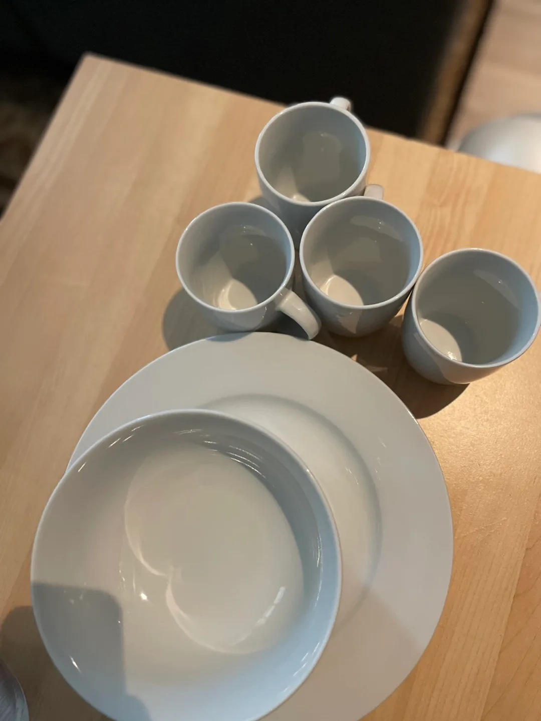 12 pieces of dinnerware- 4 sets total image indicator(2)