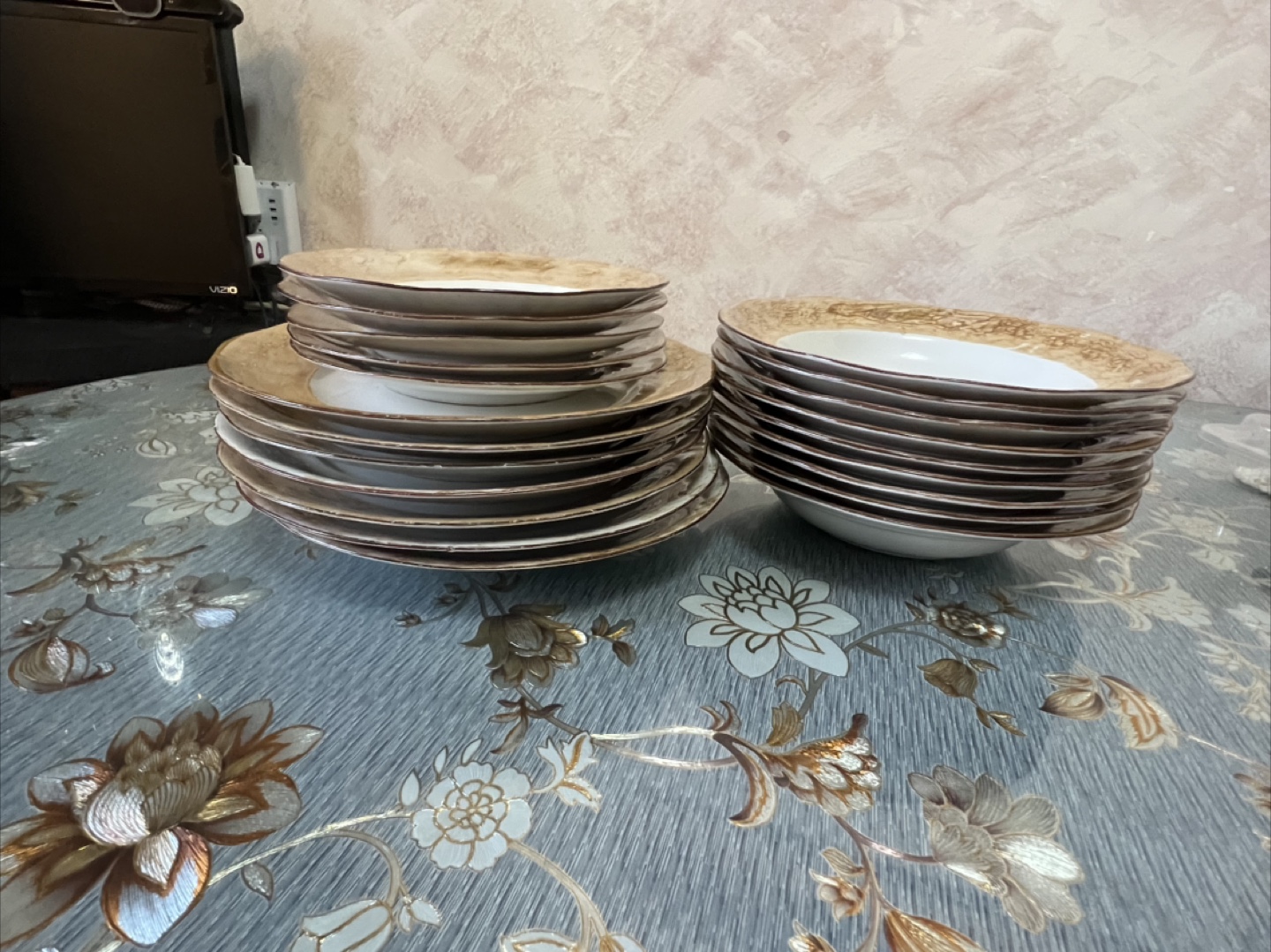 Dinnerware Set. All $10 - photo 2