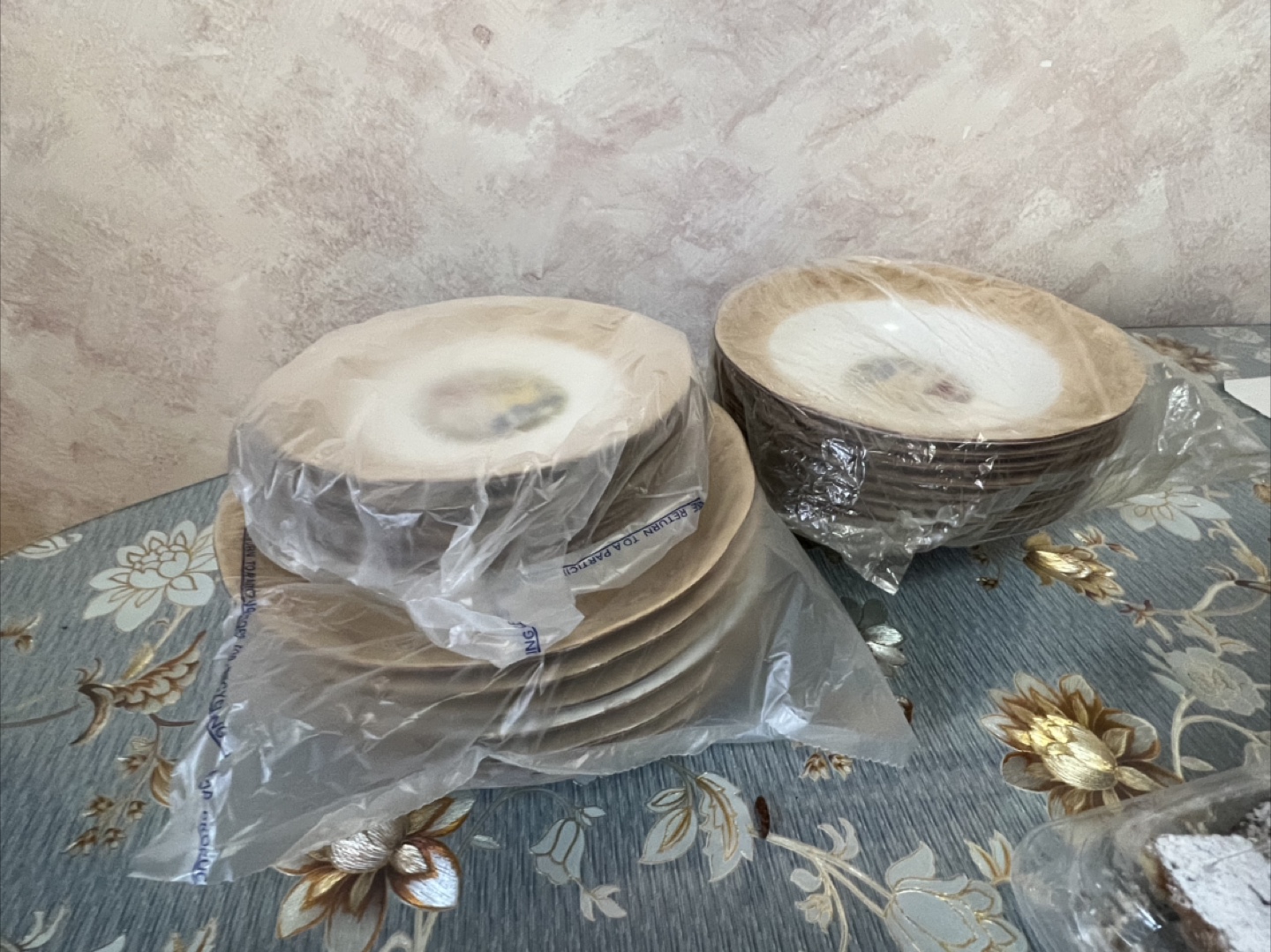 Dinnerware Set. All $10 - photo 3
