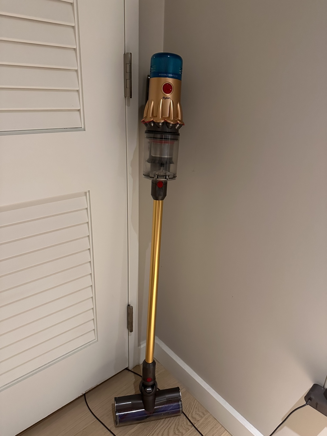 Dyson Cordless Vacuum - photo 2