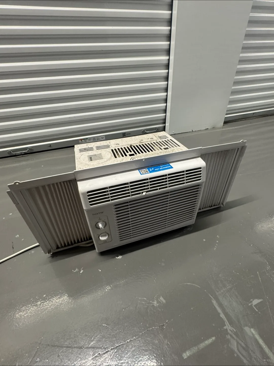 Free delivery Window Air Conditioner thumbnail