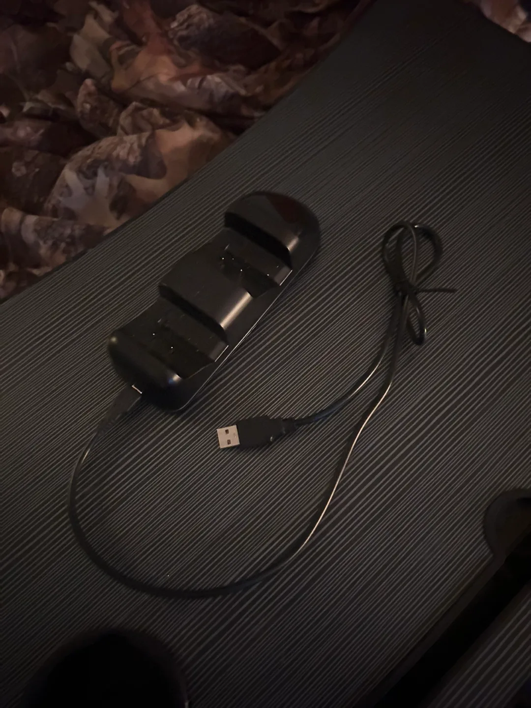 Black Dual Battery XBOX Controller Charger with USB Cable image indicator(2)