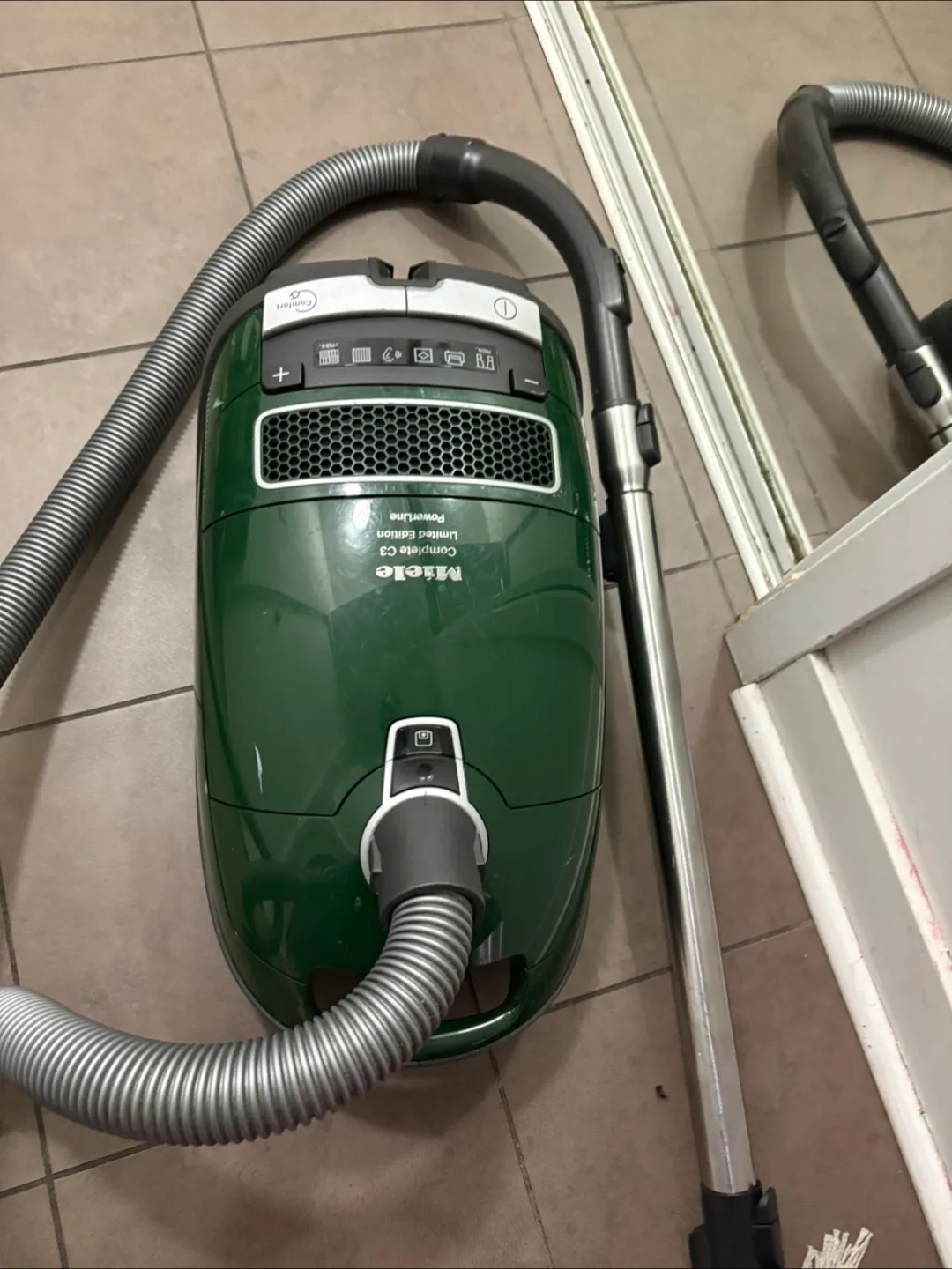 Miele Complete C3 PowerLine Vacuum Cleaner thumbnail