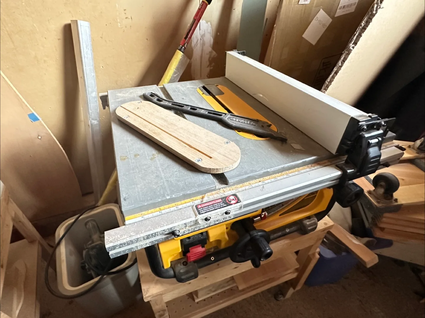Dewalt portable tablesaw (Riser has a problem, can be fixed) thumbnail