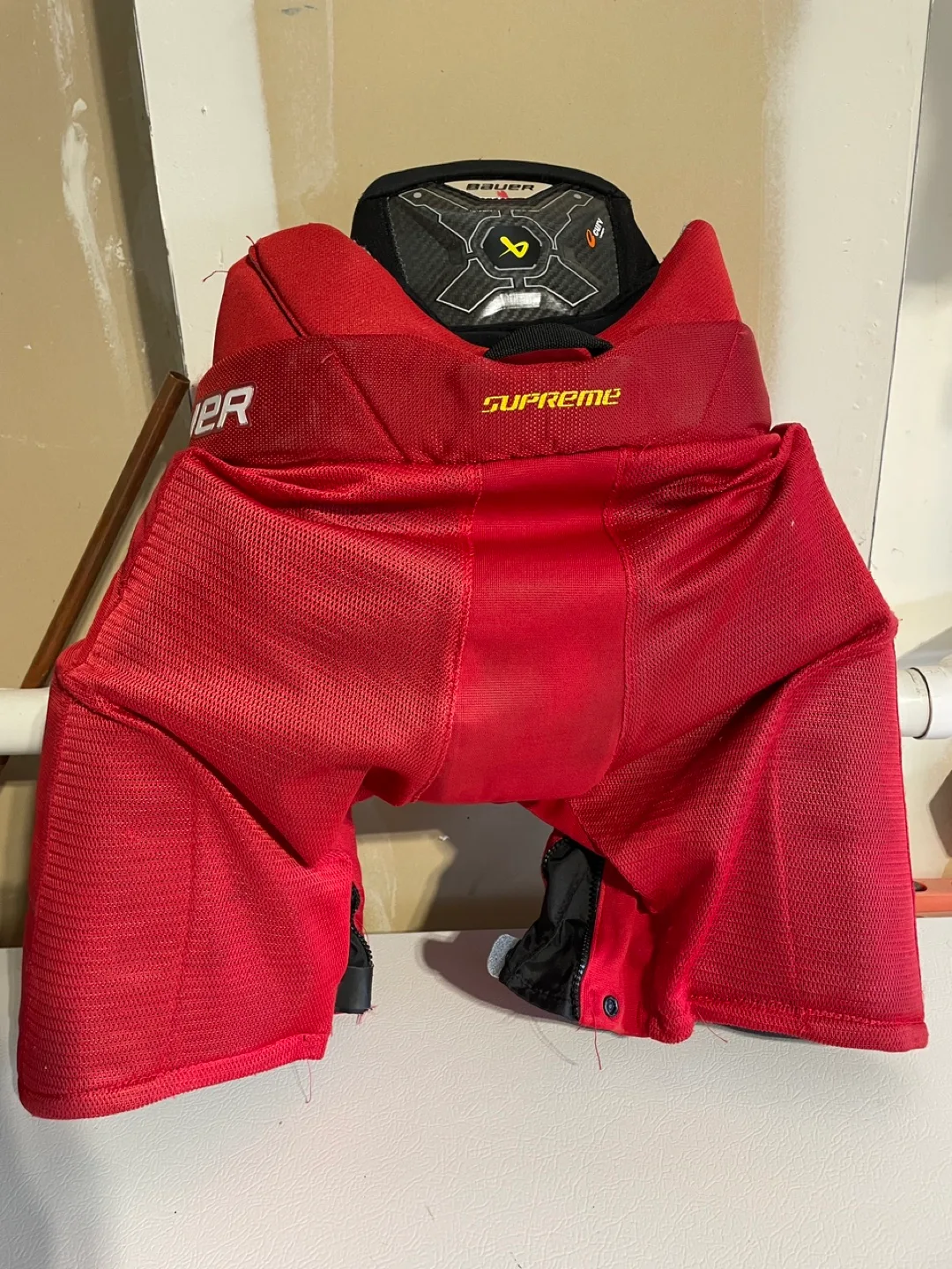 Bauer supreme Mach red intermediate Hockey Pants image indicator(3)