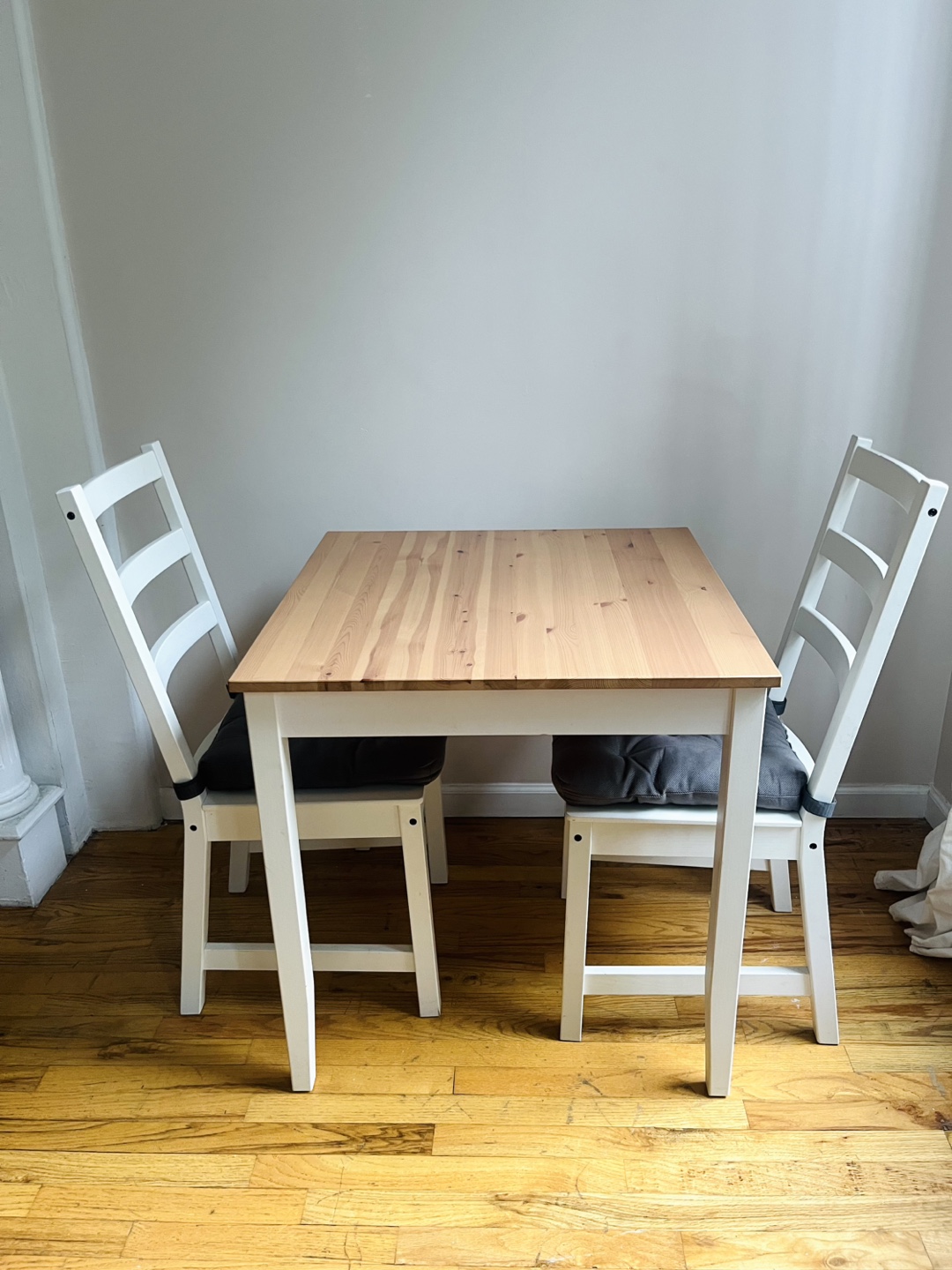Ikea table and 2 x chairs - photo 2