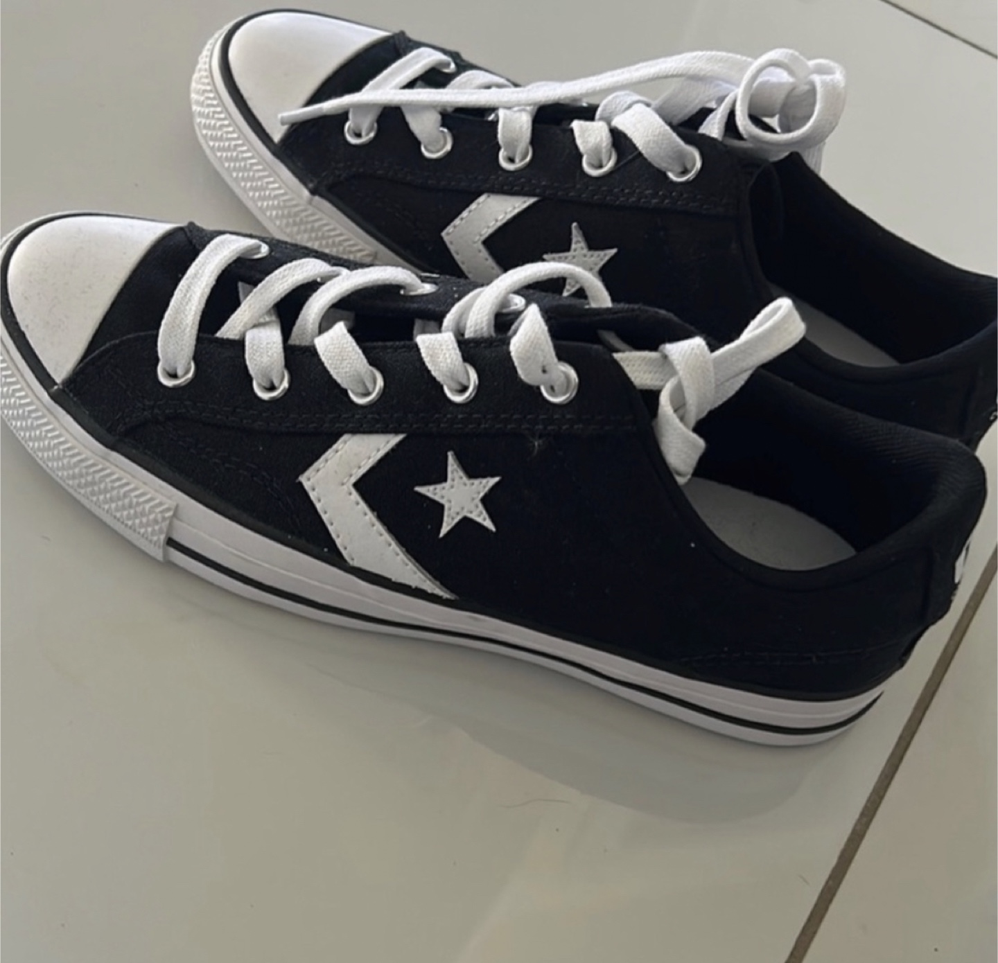 BEAUTIFUL WOMENS Converse Sneakers .