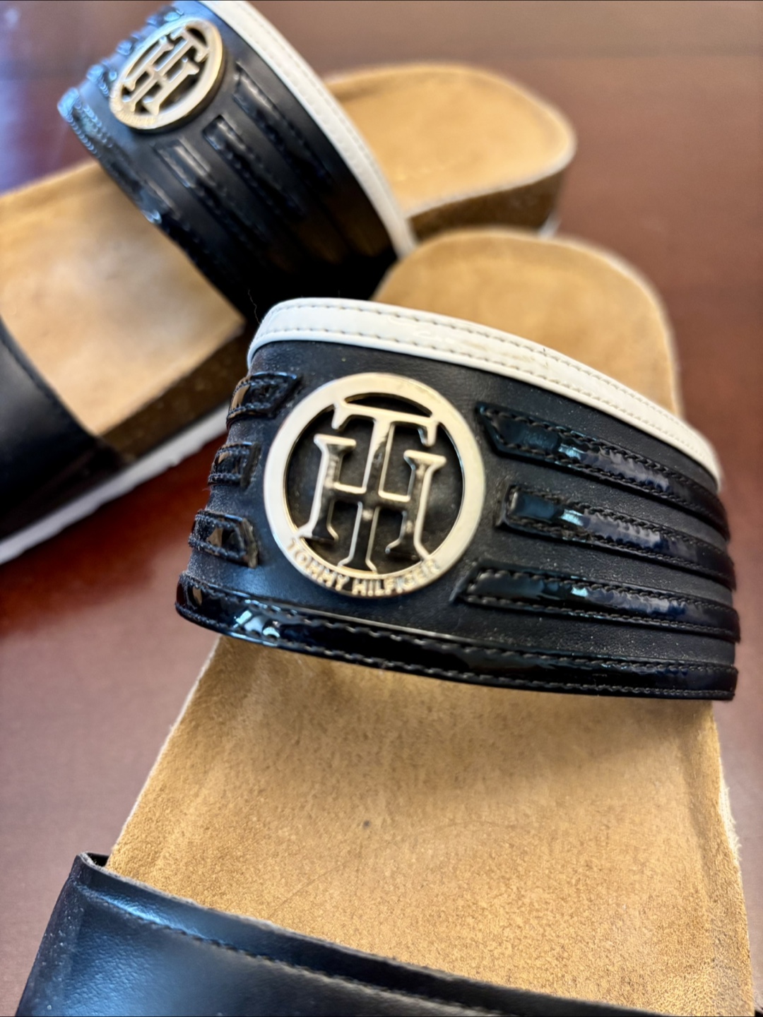 LIKE NEW Tommy Hilfiger Sz 8 Sandals / Pickup Fort Garry - photo 2