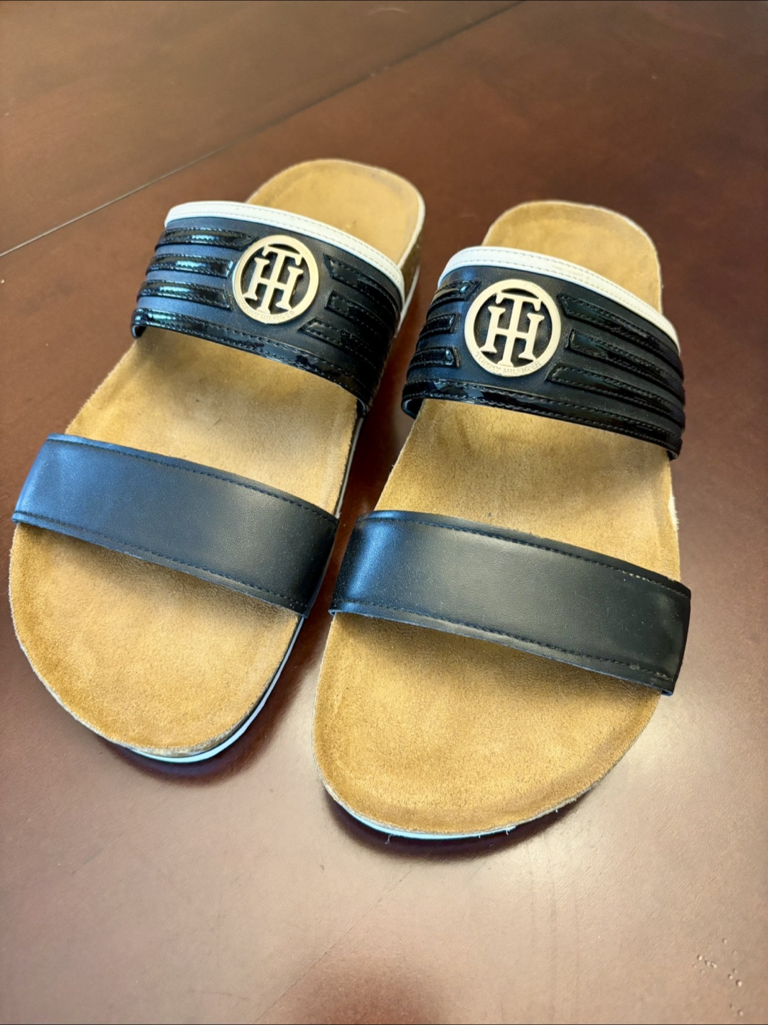 LIKE NEW Tommy Hilfiger Sz 8 Sandals / Pickup Fort Garry