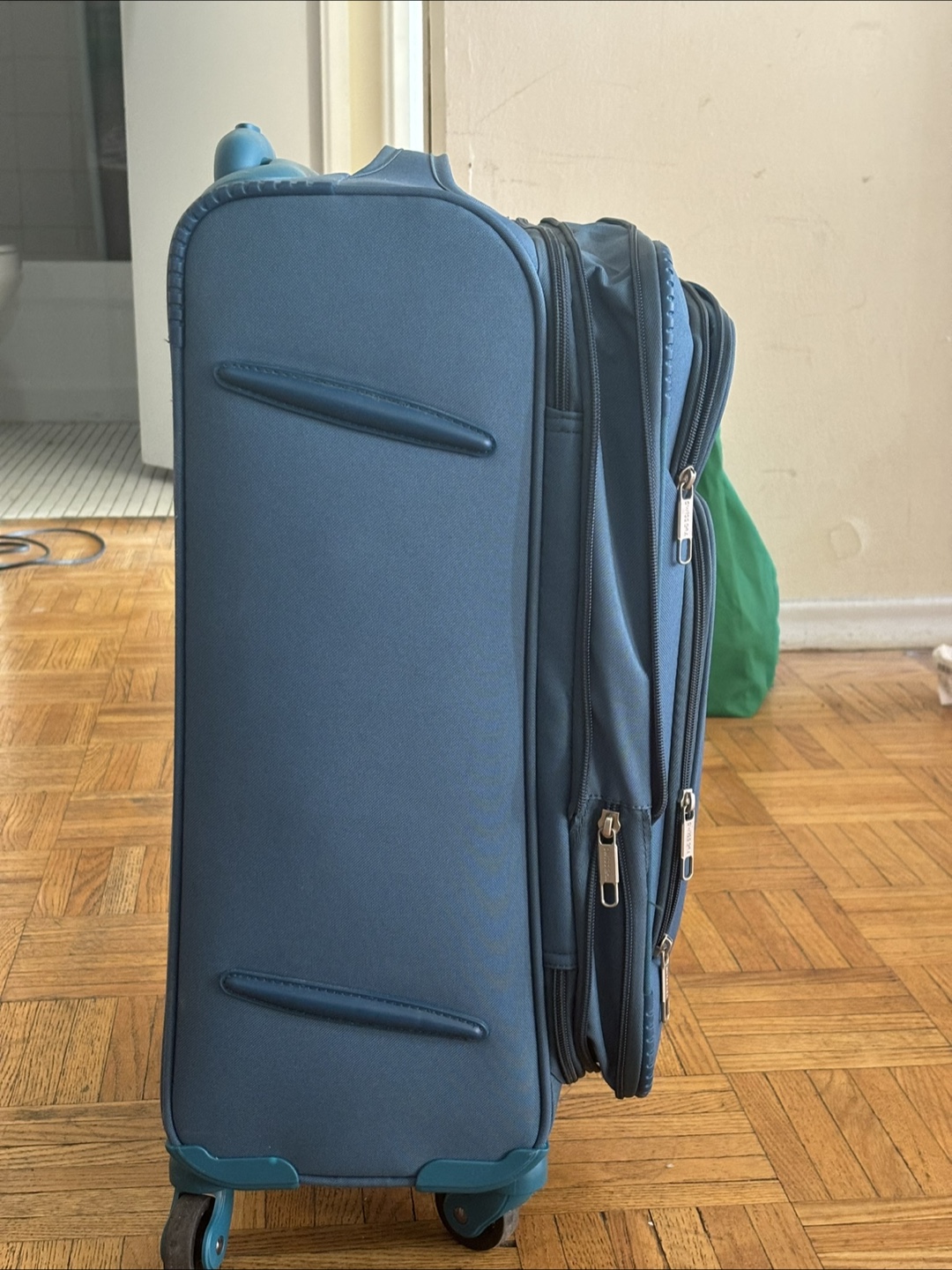 Swiss Era Rolling Suitcase - photo 4