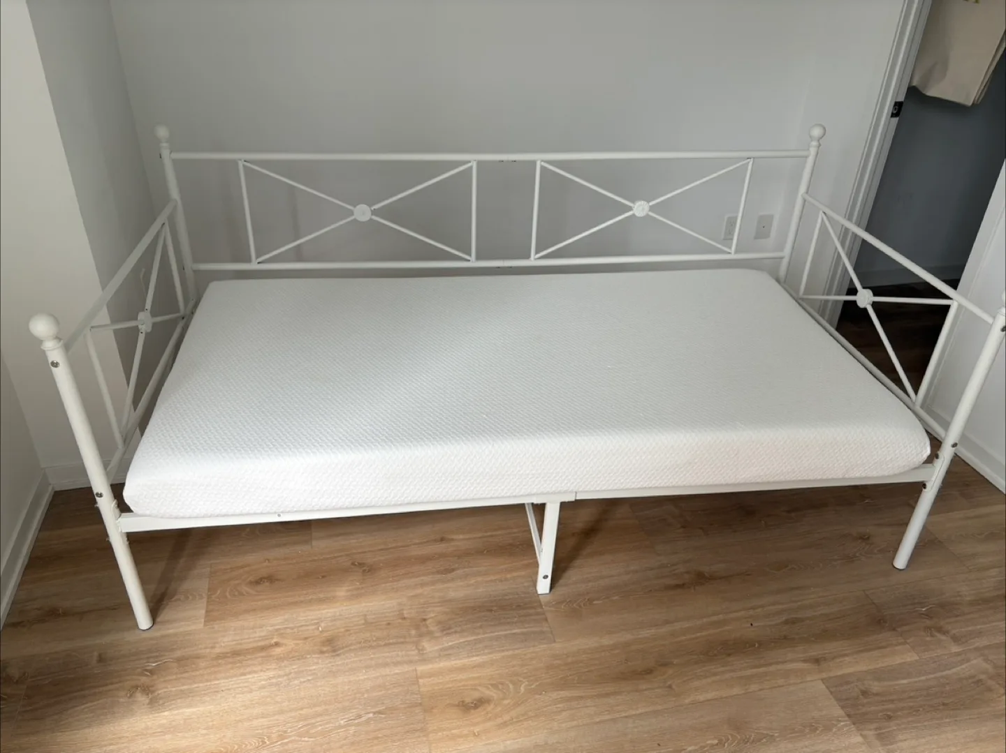 White Metal Daybed with Mattress