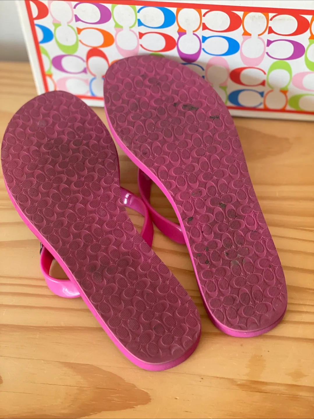 Woman’s Floral Flip-Flops with Box image indicator(3)