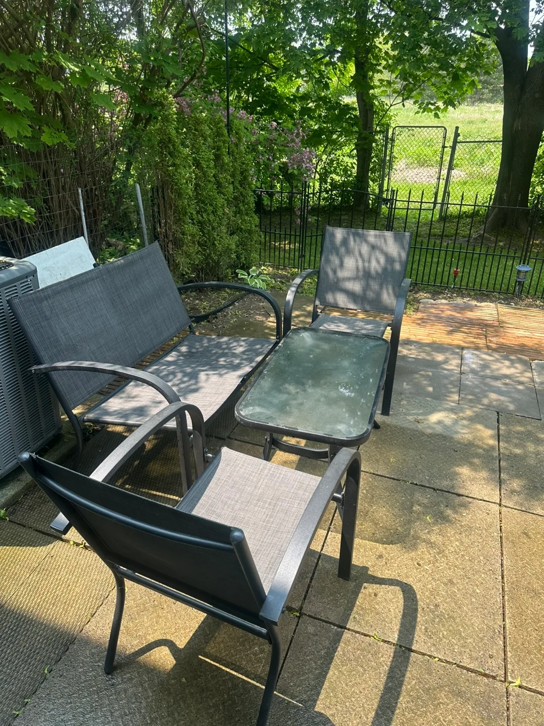 Outdoor patio set image indicator(2)