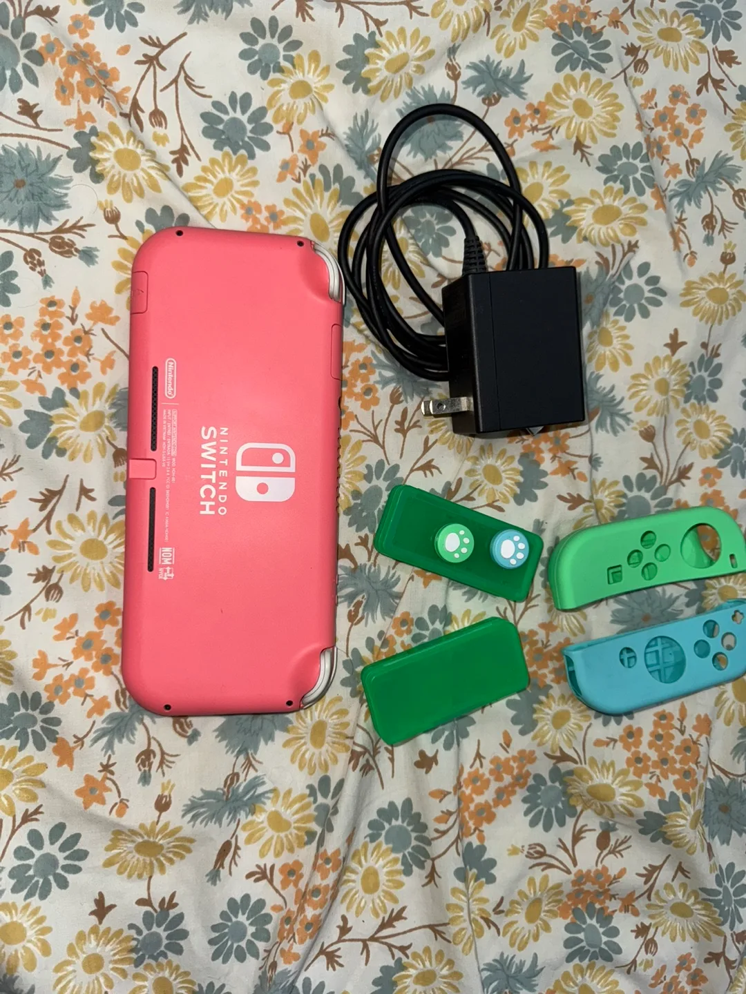 Nintendo Switch Lite Coral image indicator(2)