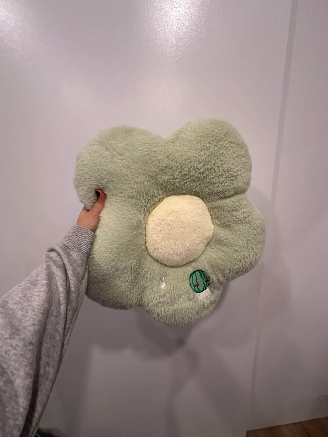 Cute Flower-Shaped Pillow thumbnail
