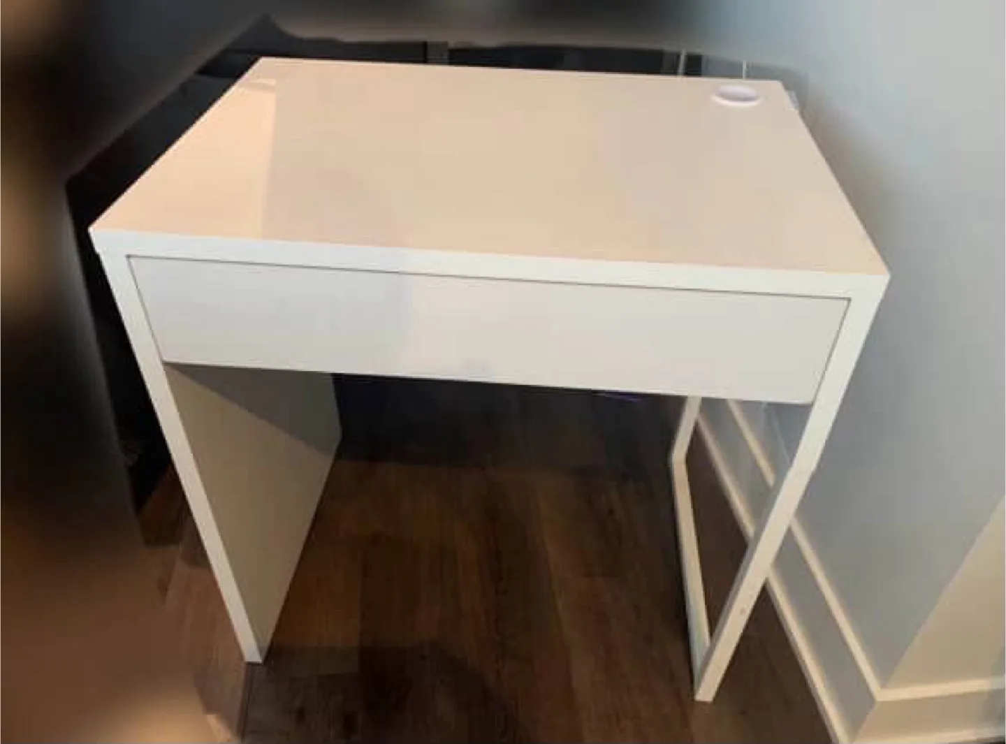 White Desk thumbnail