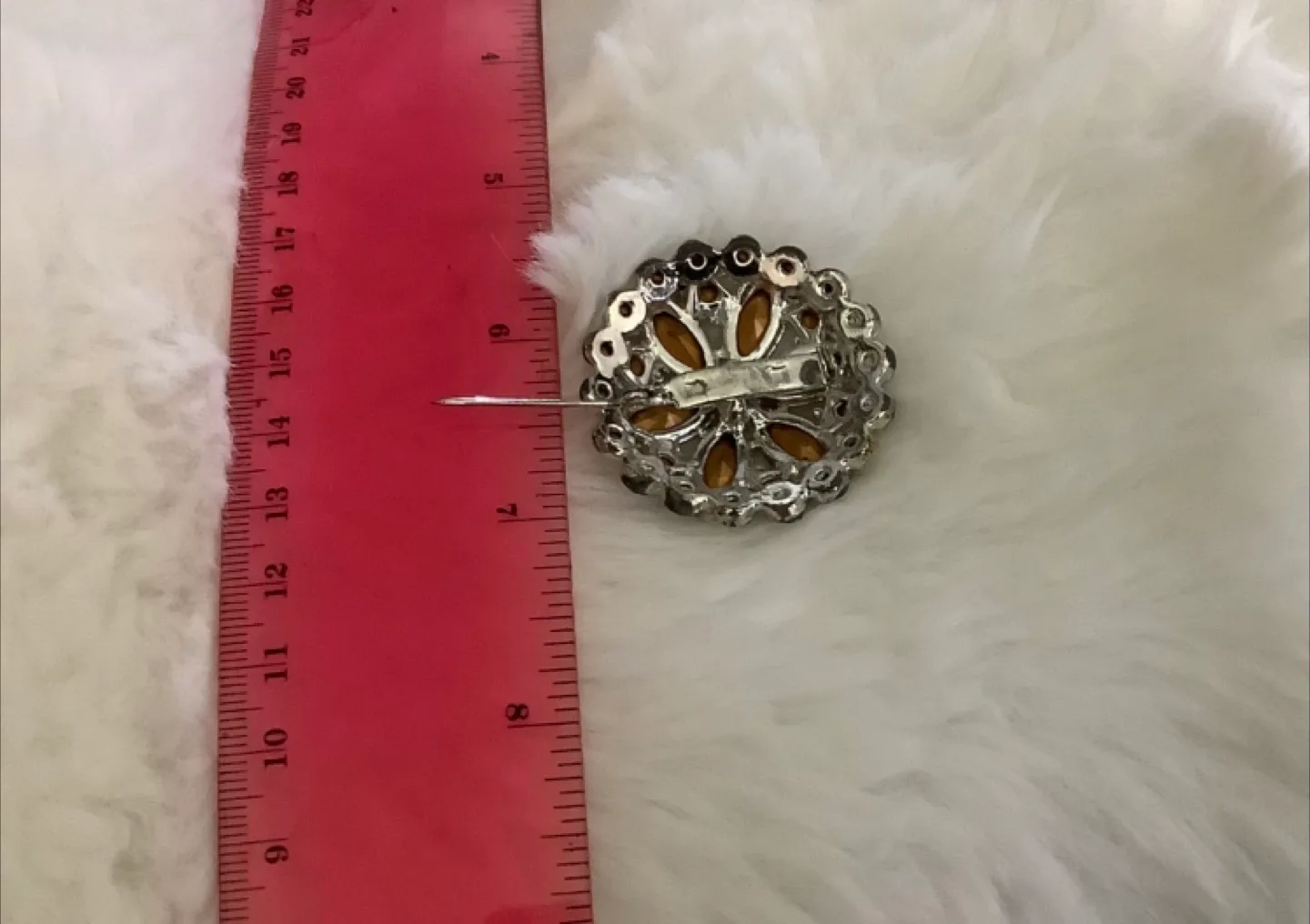 Silver-toned Crystal Brooch image indicator(3)