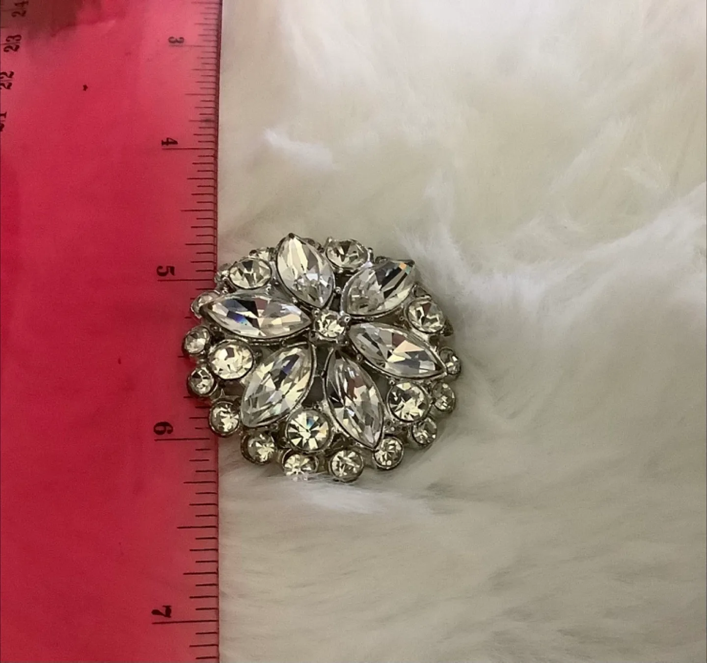 Silver-toned Crystal Brooch image indicator(2)