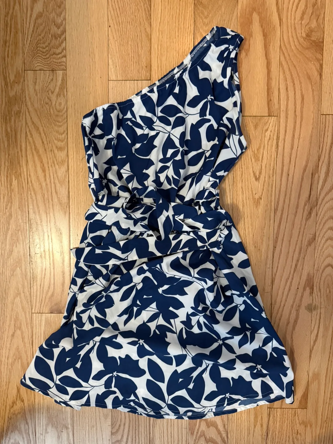 One-shoulder dress image indicator(2)