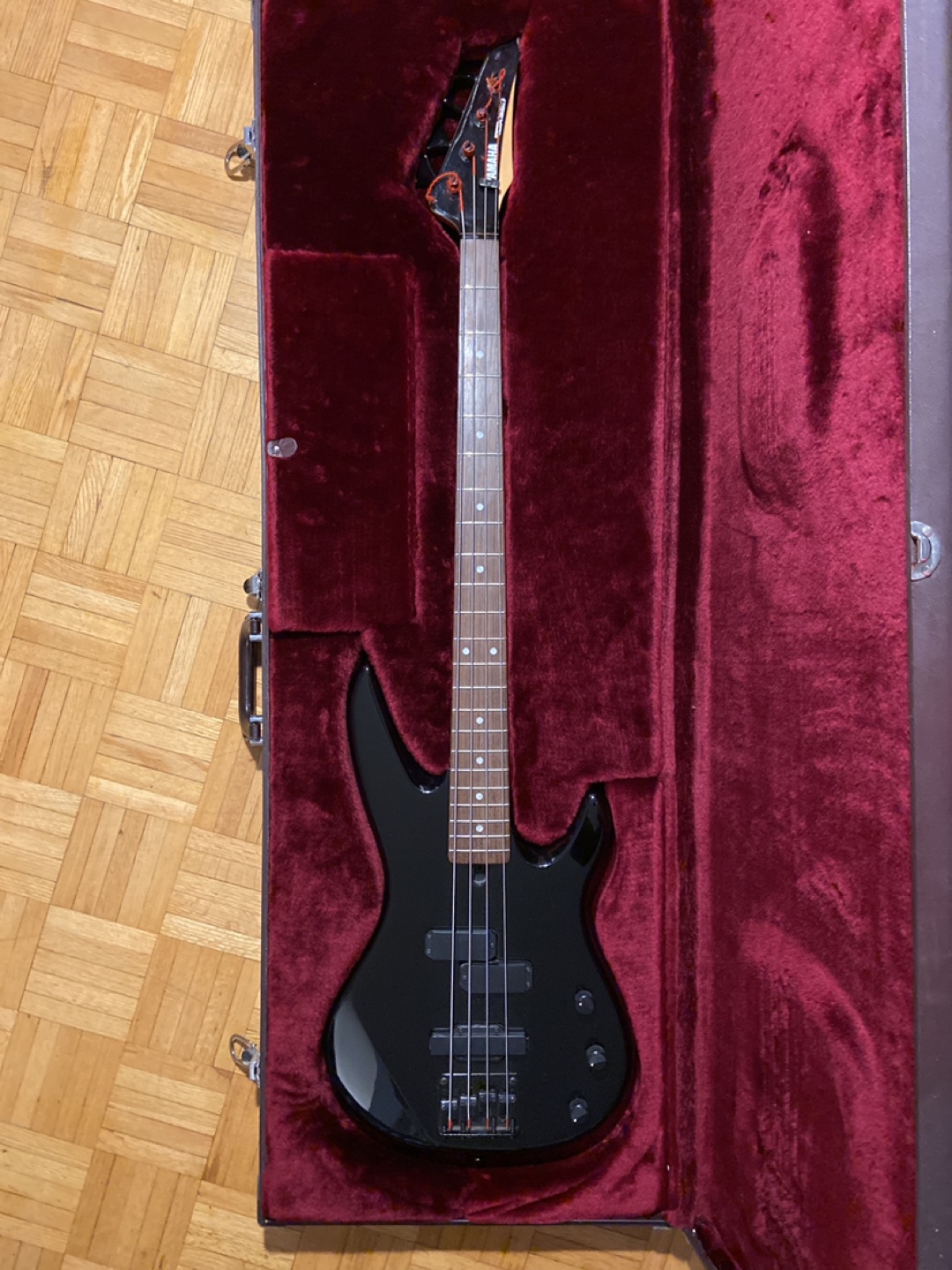 Yamaha Bass Guitar with Case - photo 3